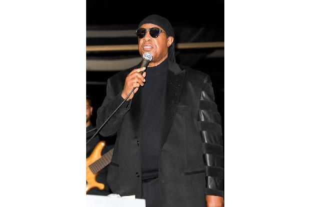 In den 80ern namen Sänger wie Stevie Wonder und Elton John Burt Bacharachs Klassiker 'That’s What Friends Are For' neu auf. ...