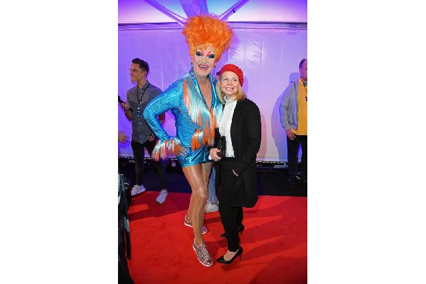 ...Annette Frier zu sehen, die sich hier mit Olivia Jones fotografieren ließ. Die beiden gaben ein wahrlich schräges Paar ab...