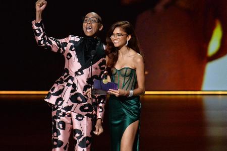 Zendaya, hier im Bild mit RuPaul, präsentierte sich im Meerjungfrauen-Stil. Ihr smaragdgrünes Kleid mit transparentem Korset...