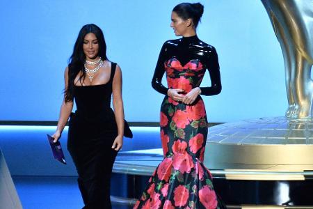 Einen eleganten Auftritt legte Kim Kardashian in einem schwarzen, enganliegenden Kleid von Vivienne Westwood hin. Ihre Schwe...