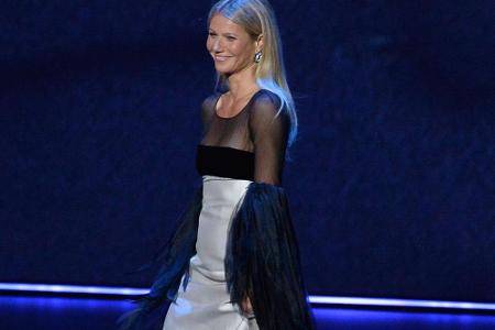 Gwyneth Paltrow entschied sich für eine Vintage-Valentino-Kreation, die für Diskussionen sorgte. Die helle Robe mit enganlie...