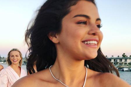 Das strahlende Lächeln von Sängerin Selena Gomez zu ihrem 26. Geburtstag im Juli 2018 verzauberte über 10 Millionen Fans auf...