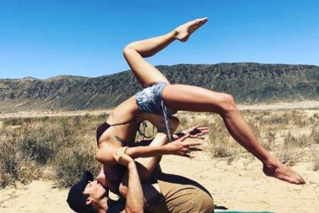 Vor atemberaubender Wüsten-Kulisse turnen Ian Somerhalder (40) und Nikki Reed (30) eine elegante Acro-Yoga-Figur - und geben...