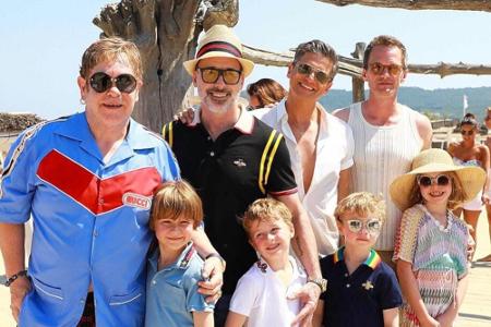 Schauspieler Neil Patrick Harris (45) genießt mit Ehemann David Burtka (43), ihren Kindern Gideon und Harper (beide 7) sowie...