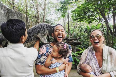Familienurlaub auf Bali: Sänger John Legend (39) scheint mit Ehefrau Chrissy Teigen (33) und den beiden gemeinsamen Kindern ...