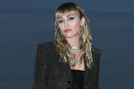 Miley Cyrus wäre nicht Miley Cyrus, wenn sie der Trend-Frisur nicht eine eigene Note verpassen würde: So geht der Pony im Ro...