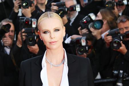 Charlize Theron erlebte mit 15 ein Kindheitstrauma: Ihre Mutter erschoss den alkoholkranken Vater in Notwehr. 