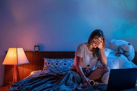 Zusätzliche Wärmequellen entfernen: Elektronik wie Lampen, Laptops oder Handys sollten aus dem Schlafzimmer ferngehalten wer...