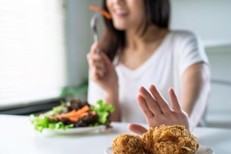 Abends auf schweres Essen verzichten: Wenn der Körper mehr arbeiten muss, heizt er sich auf. Kaltgetränke haben denselben Ef...