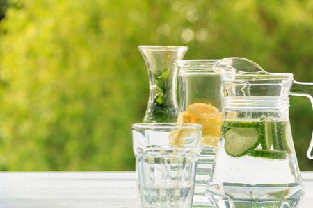 An heißen Tagen sollten über den Tag verteilt mindestens zwei bis drei Liter Wasser getrunken werden. Mit frischen Zusätzen ...