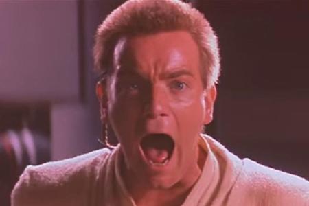 Ewan McGregor soll während seiner Kampfszenen als junger Obi-Wan ständig die Geräusche seines Lichtschwerts mit dem Mund nac...