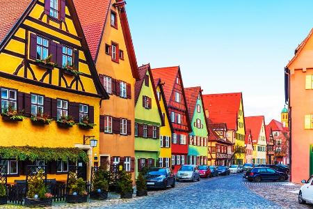 Dinkelsbühl in Mittelfranken ist weit über die Grenzen Deutschlands hinweg für sein romantisches Stadtbild bekannt.