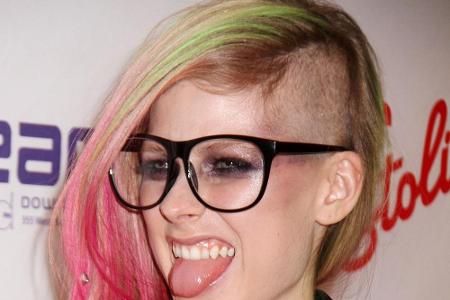 Avril Lavigne hat sich zusätzlich zu ihrem Undercut die Haare rot und grün getönt.