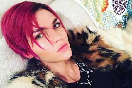 Ruby Rose fällt nicht nur durch ihre vielen Tattoos auf - auch ihre leuchtenden Haare sind ein Eye-Catcher.