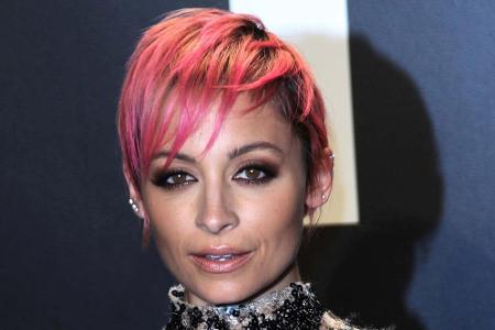 Nicole Richie hat sich ebenfalls unter die Designer gemischt und zeigt sich mit stylisher, pinker Haarfarbe.