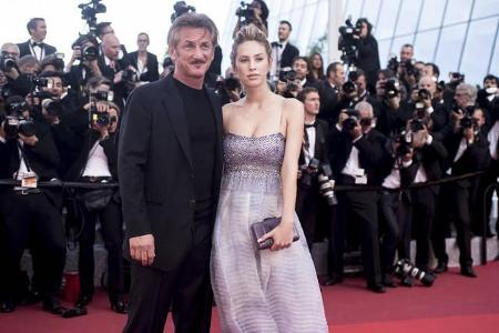 ...aber lieber mit seiner Tochter für die Fotografen als mit Frau Theron. Die wiederum wollte auch nicht so recht allein auf...