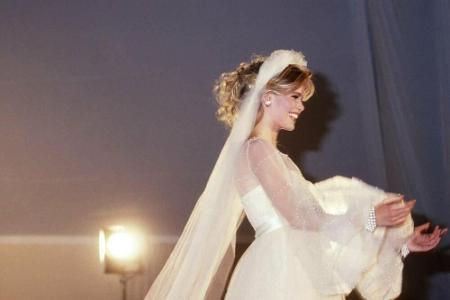 Übrigens: Von ihrem Hochzeitskleid sah die Öffentlichkeit nichts. Verhüllt mit einer alten Decke erhaschten Fans nur die Sch...