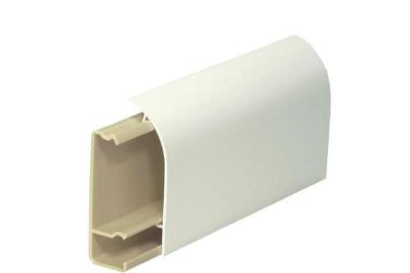 Gut versteckt und dennoch erreichbar sind Netzwerkkabel, die in Fußleisten untergebracht werden.