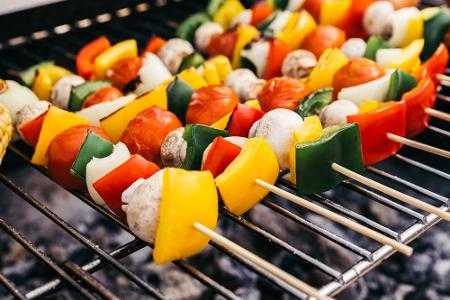 Gemüse geht immer: Mit bunten Allerlei-Spießen lässt sich schnell und einfach Abwechslung auf den Grill bringen. Egal, ob Pa...