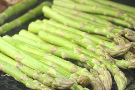 Veggie-Tipp Nummer zwei: grüner Spargel! Das Saisongemüse einfach an den Enden schälen, mit Olivenöl bestreichen, mit etwas ...