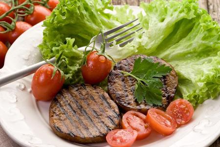 Sieht aus wie Fleisch, ist es aber nicht: Sogenannter Seitan besteht aus Weizeneiweiß und besitzt eine fleischähnliche Konsi...