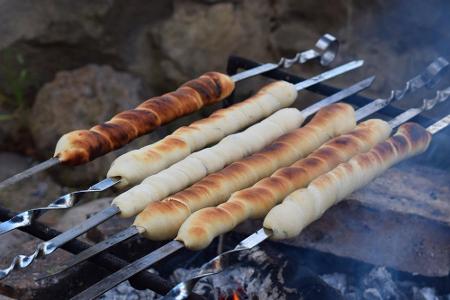 Apropos knusprig braun: Auch Stockbrot darf in der Grill-Saison nicht fehlen. Veganer verwenden für den Teig einfach Mehl, S...