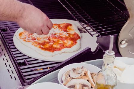 Pizza schmeckt nicht nur aus dem Ofen gut, auch vom Grill wird sie zum echten Party-Kracher. Individuell belegt kommt garant...