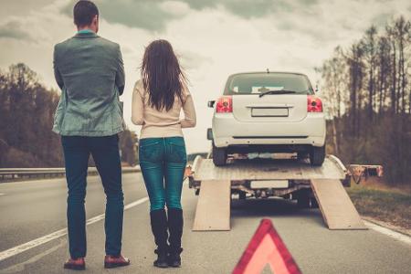 Mit dem Wagen auf der Autobahn liegengeblieben - ein Albtraum. Doch wie verhält man sich im Ernstfall richtig? Wir zeigen es...