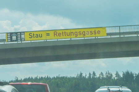 Plakat Rettungsgasse Stau.jpg