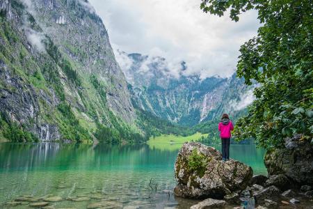 Zu den schönsten Bergseen Deutschlands zählt der Königssee im Berchtesgadener Land. Im klaren Wasser spiegeln sich die umlie...