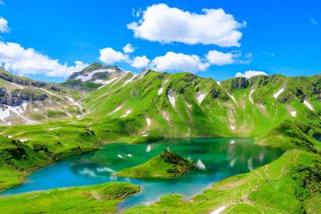 In den Allgäuer Alpen befindet sich der Schrecksee, welcher auf 1813 Meter liegt. Der See gehört noch zu Bayern - die Grenze...