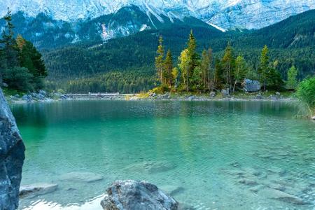 Am Fuße der Zugspitze, knapp neun Kilometer von Garmisch-Partenkirchen entfernt, liegt der Eibsee. Der knapp sieben Kilomete...