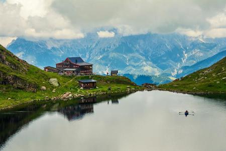 Der Wildseelodersee in den Kitzbüheler Alpen ist in eine traumhafte Landschaft eingebettet. Neben dem Wildseeloderhaus stehe...