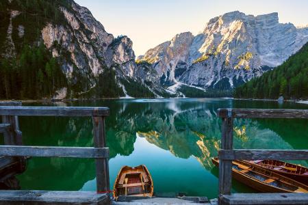 Auf fast 1.500 Metern liegt der Pragser Wildsee. Das Gewässer entstand durch einen Murenabgang und befindet sich südlich des...