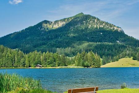 Im Süden Bayerns, im Landkreis Miesbach, treffen Urlauber auf den Spitzingsee. Der See befindet sich auf einer Höhe von 1.10...