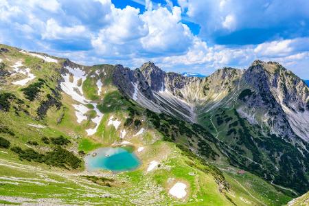 Auf dem Weg zum Rubihorn bekommen Wanderer im Allgäu den Unteren Gaisalpsee zu sehen. Dieser liegt in einem Kessel und das k...