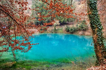 Am Rande der Schwäbischen Alb, bei Blaubeuren, befindet sich der See Blautopf. Durch seine intensive blaue Farbe wirkt das G...