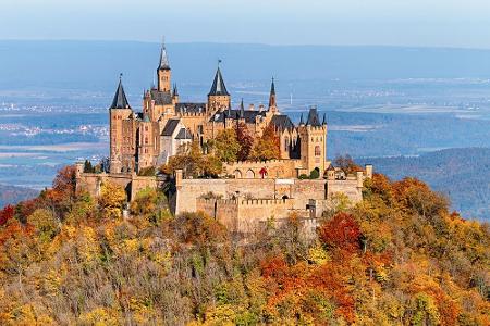 Auf dem 350 Kilometer langen Albsteig können Wanderer viel bewundern, wie die malerische Burg Hohenzollern. Startpunkt ist T...