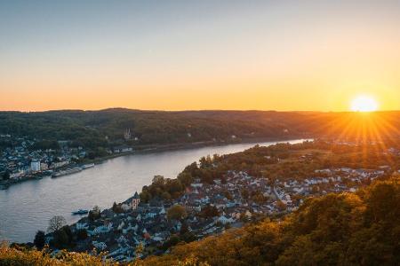 Der Rheinsteig Wanderweg führt 320 Kilometer von Bonn, über Koblenz und endet in Wiesbaden. Auf schmalen Pfaden geht es an W...