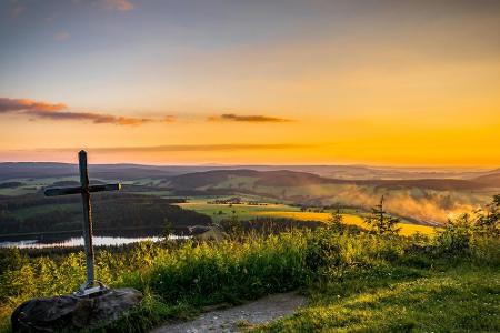 Durch Thüringen und Sachsen wandern Aktivurlauber auf dem Kammweg Erzgebirge-Vogtland, der mit einer Länge von 289 Kilometer...