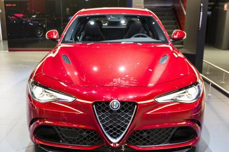 Einstieg mit einem Gegenbeispiel: Mit seinen über 500 PS fällt die Giulia Quadrifoglio von Alfa Romeo sowieso schon auf, der...