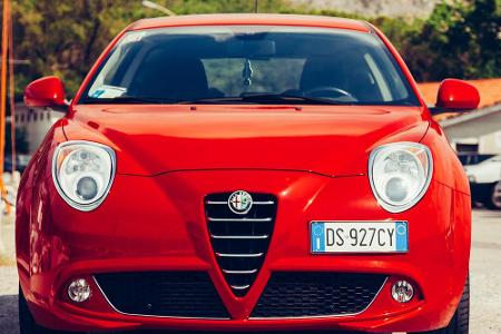 Okay, wie ein Lächeln wirkt das Zusammenspiel von Kühler und Scheinwerfern beim Alfa Romeo MiTo nicht. Doch erkennen Sie nic...