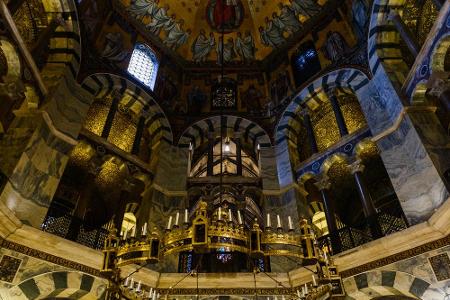 Hier wurden von 936 bis 1531 31 Könige und Kaiser gekrönt: Der Aachener Dom gehört zu den herausragendsten Bauwerken der kar...