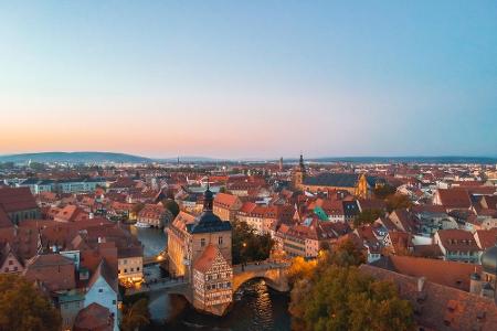 Hier hat es eine ganze Altstadt auf die Liste geschafft. Zum Welterbe von Bamberg gehören seit 1993 die drei historischen St...