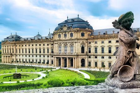 Die fürstbischöfliche Würzburger Residenz bildet zusammen mit dem dahinter liegenden Hofgarten und dem Residenzplatz den woh...