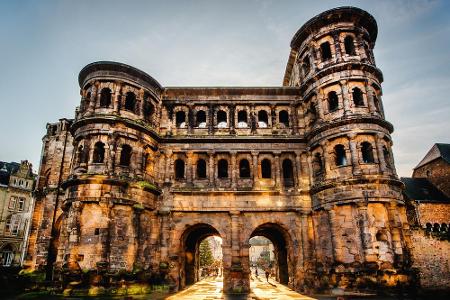 Porta Nigra, Kaiserthermen, Konstantinbasilika, Amphitheater, Barbarathermen sind Zeugnisse römischer Baukunst in Trier, ihr...