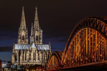 Er wurde erst spät aufgenommen (1996), der Kölner Dom, Meisterwerk gotischer Architektur. Im 19. Jahrhundert nach Fertigstel...