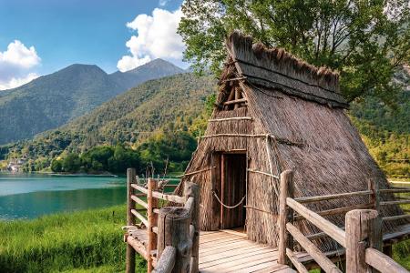 Wir nähern uns den Alpen: 18 Stätten mit Pfahlbauten in Baden-Württemberg und Bayern gehören zur Welterbestätte. Die Funde g...