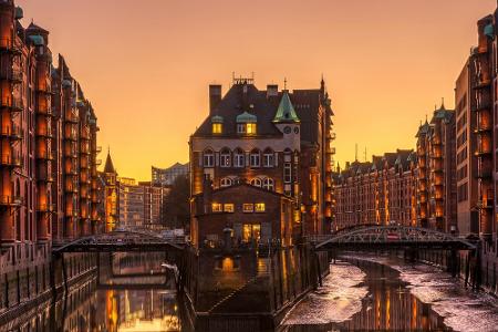 Neben Berlin, Bremen, Trier, Bamberg und Weimar ist auch Hamburg auf der UNESCO-Liste vertreten. Die Speicherstadt ist das g...