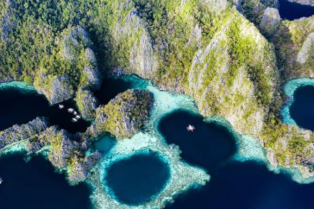 Die Lagunen der Philippinen zählen zu den schönsten der Welt. Auf der Insel Coron befindet sich die Twin Lagoon. Diese beste...